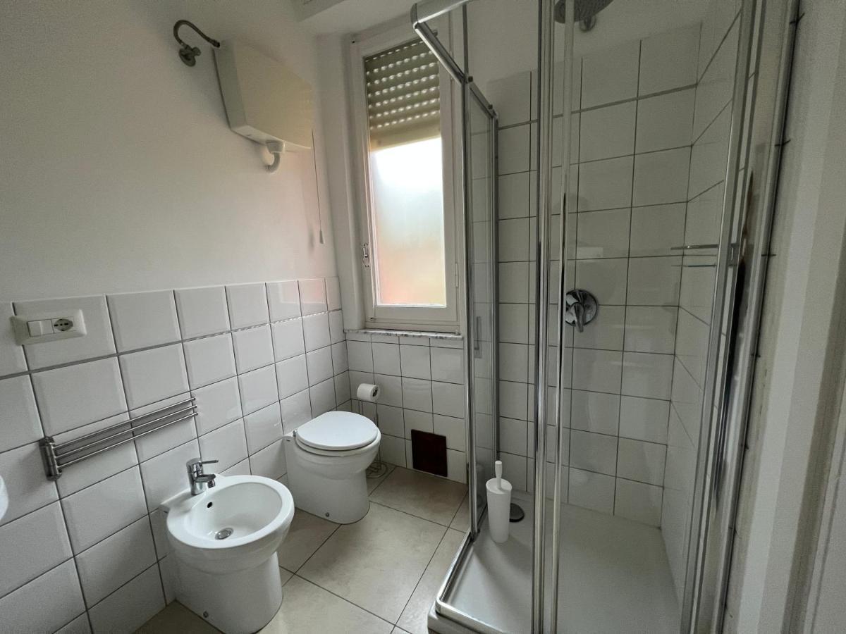 Villa Silvia, Indipendente Con Giardino Privato E Garage 瓦拉泽 外观 照片